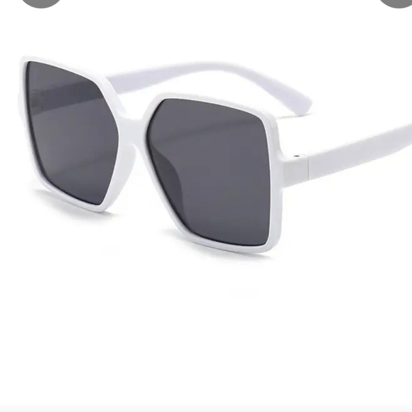 WHITE SQUARE OVERSIZED CLASSIC TRENDY VINTAGE SUNGLASSEA W GRAY LENS Hp🔥🔥